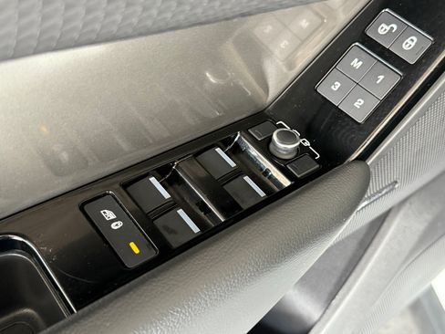 Used 2019 Land Rover Range Rover Velar S image 12