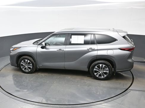 Used 2025 Toyota Highlander XLE image 39