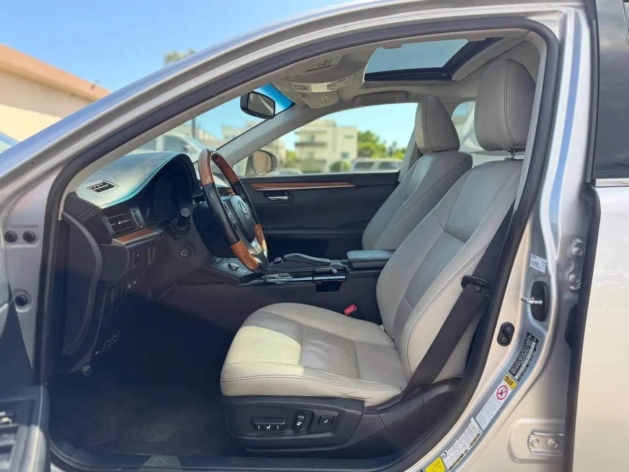 Used 2014 Lexus ES 300h w/ Premium Package w/Bamboo Trim FWD image 23