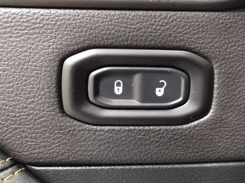 Used 2020 Jeep Wrangler Unlimited Sahara image 28