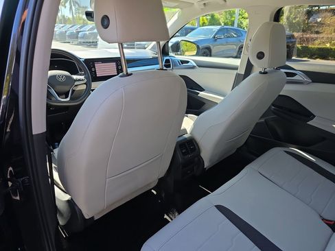 Used 2025 Volkswagen Taos SE image 10