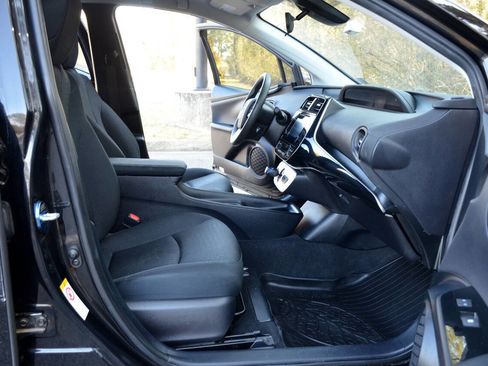 Used 2017 Toyota Prius Two image 12