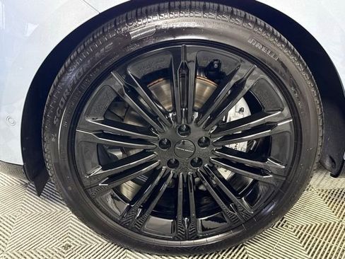 New 2026 Land Rover Range Rover Long Wheelbase SE AWD/4WD image 13