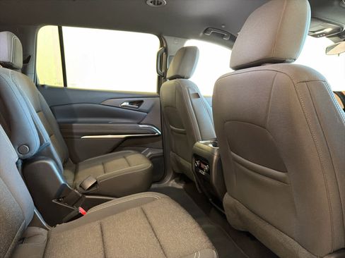 Used 2025 Chevrolet Traverse LT image 33