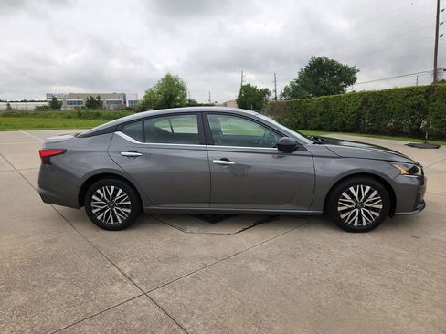 Used 2025 Nissan Altima 2.5 SV FWD image 4