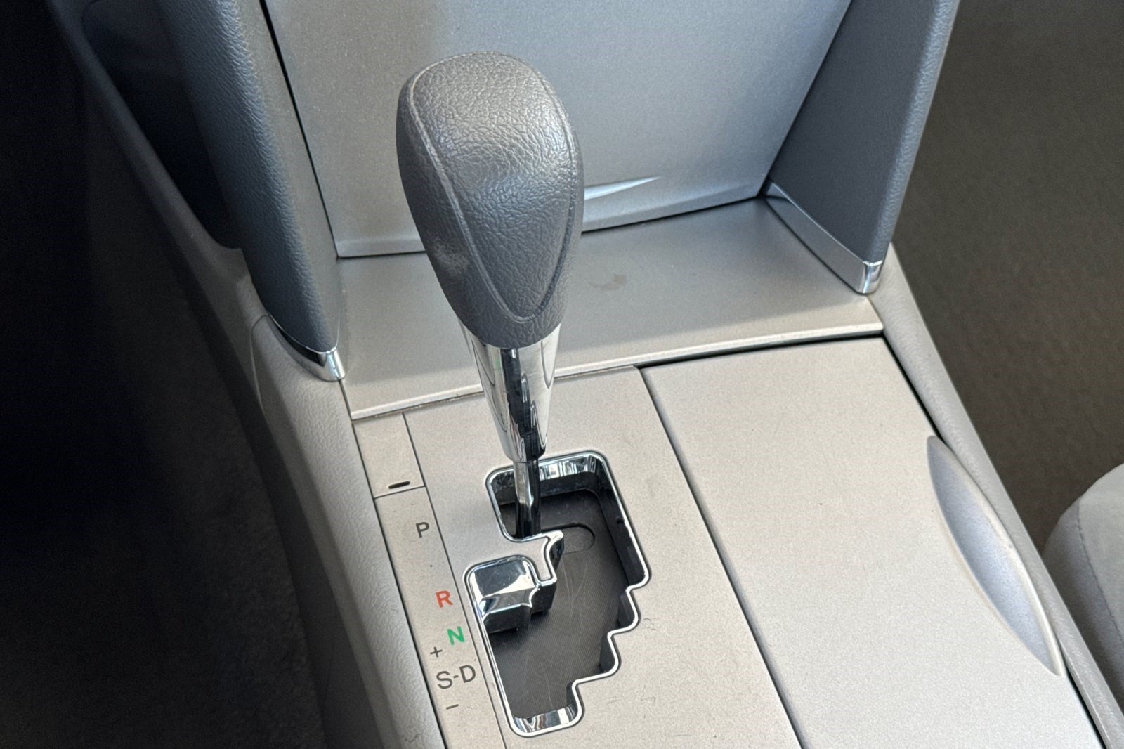 Used 2010 Toyota Camry LE FWD image 25