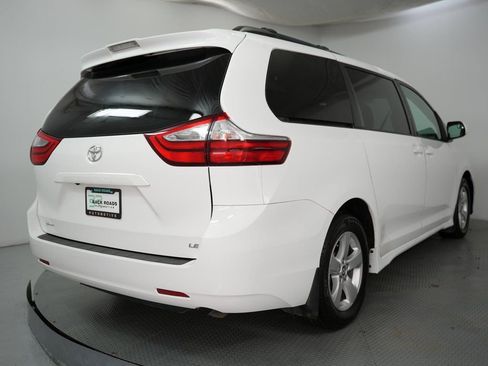 Used 2018 Toyota Sienna LE w/ Carpet Mat Package image 9