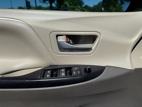 Used 2017 Toyota Sienna LE w/ Protection Package AWD/4WD image 17