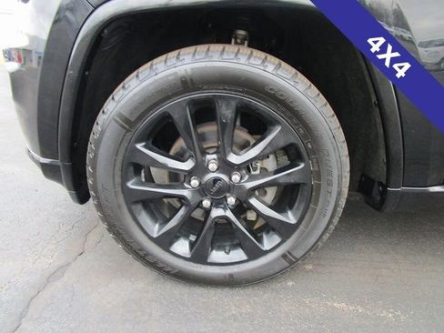 Used 2017 Jeep Grand Cherokee Altitude image 2