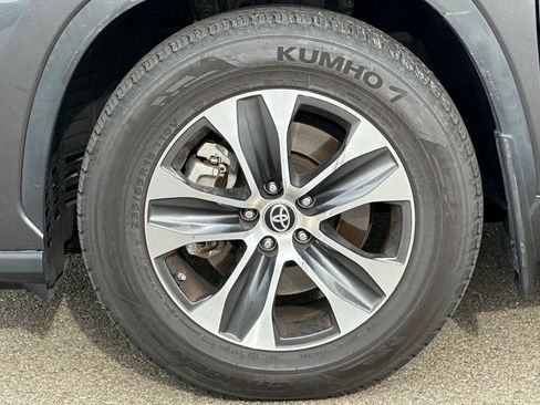 Used 2023 Toyota Highlander XLE AWD/4WD image 44