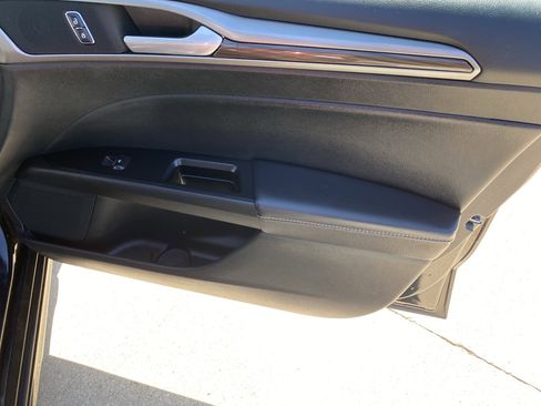 Used 2017 Ford Fusion SE w/ Fusion SE Technology Package FWD image 13