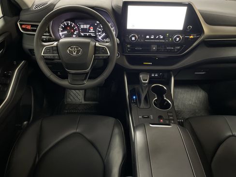 Used 2023 Toyota Highlander XLE FWD image 30