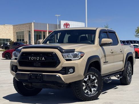 Used 2019 Toyota Tacoma TRD Off-Road image 2