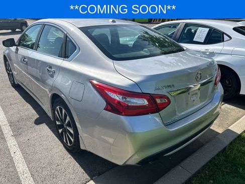 Used 2017 Nissan Altima 2.5 SV w/ Convenience Package FWD image 4