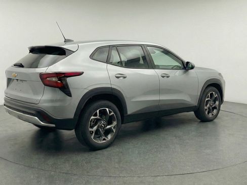 Used 2025 Chevrolet Trax LT image 9