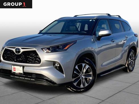 Certified 2025 Toyota Highlander XLE image 1