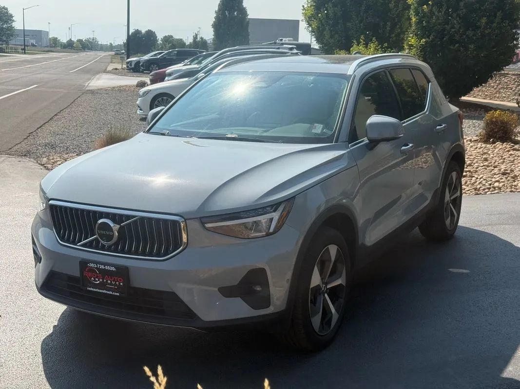 Used 2024 Volvo XC40 B5 Plus AWD/4WD image 51