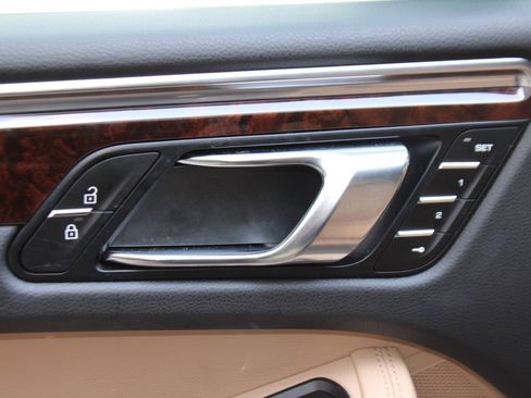 Certified 2025 Porsche Macan image 18