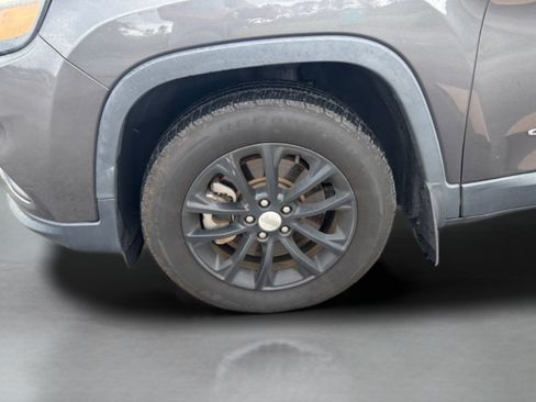 Used 2019 Jeep Cherokee Latitude Plus FWD image 32