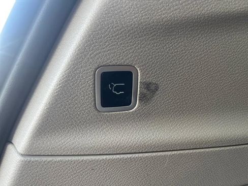 Used 2024 Chrysler Pacifica Touring-L image 5