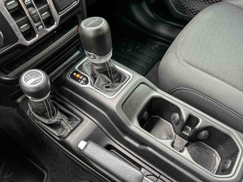 Used 2020 Jeep Gladiator Overland AWD/4WD image 35