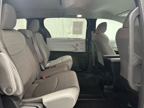 Used 2025 Toyota Sienna LE image 56