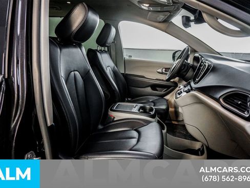 Used 2024 Chrysler Pacifica Touring-L image 19