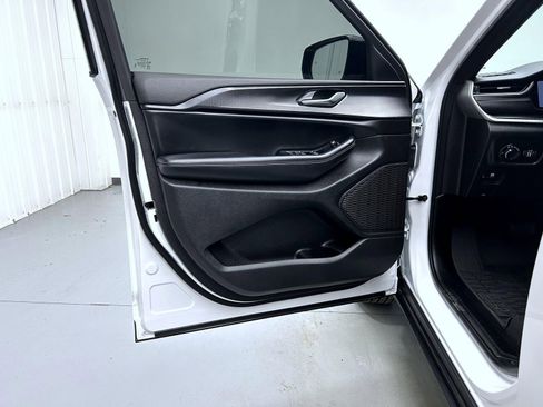 Used 2025 Jeep Grand Cherokee Altitude image 9