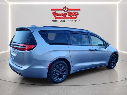 Used 2021 Chrysler Pacifica Touring-L w/ Premium & Safety Sphere Group image 5