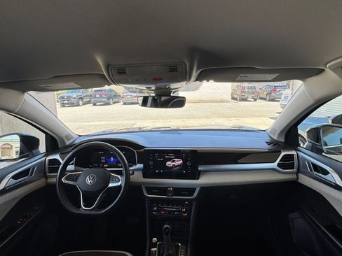 Used 2025 Volkswagen Taos SE AWD/4WD image 34