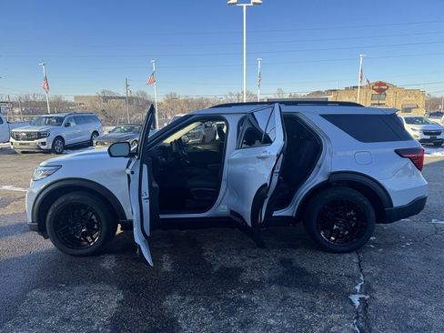 Used 2025 Ford Explorer Active image 4