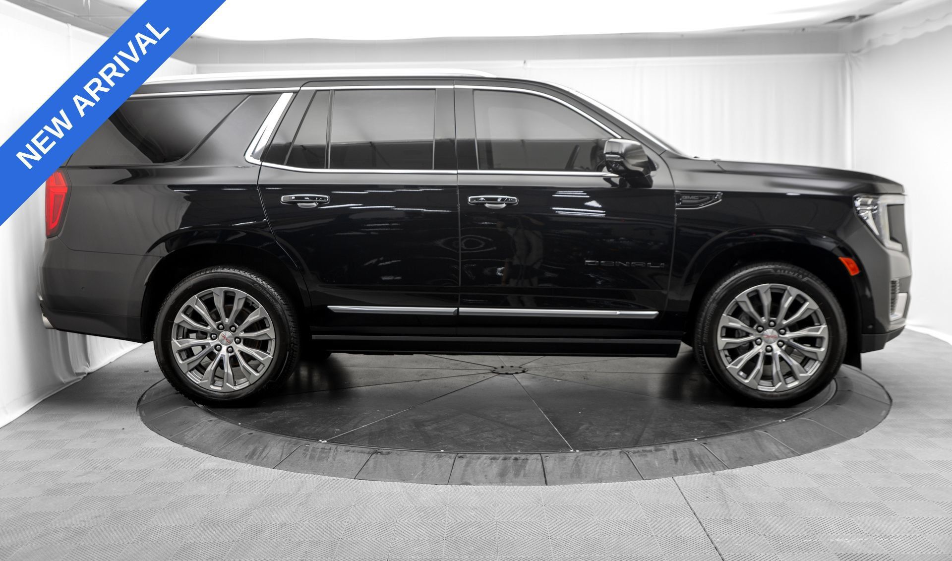 Used 2023 GMC Yukon Denali w/ Advanced Technology Package AWD/4WD image 8