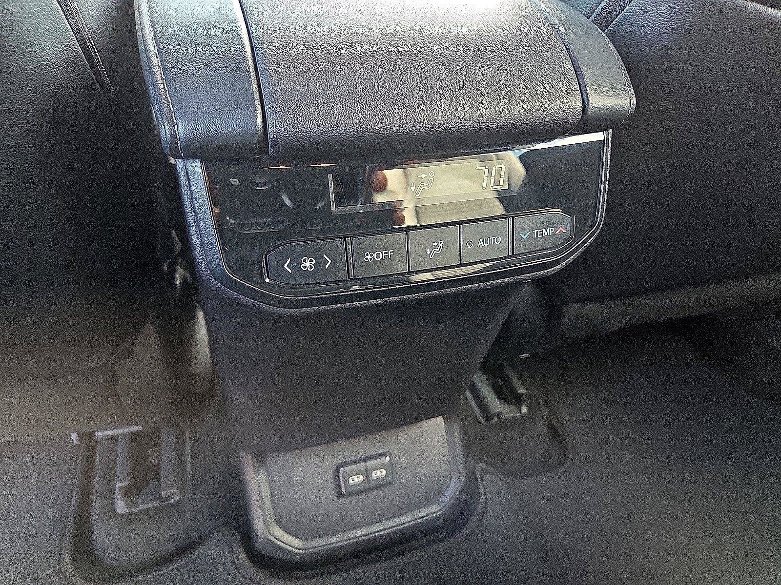 Used 2024 Toyota Highlander XSE AWD/4WD image 13