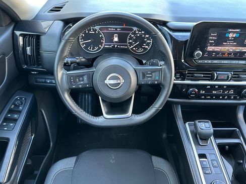 Used 2025 Nissan Pathfinder SV AWD/4WD image 15