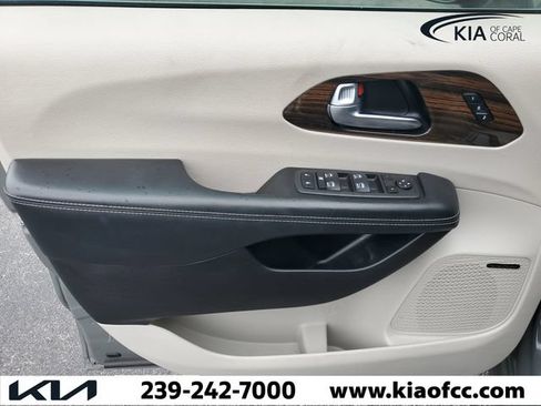 Used 2022 Chrysler Pacifica Limited FWD image 27