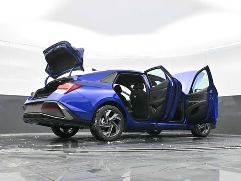 Certified 2025 Hyundai Elantra Sport image 31