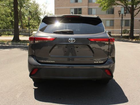 Used 2021 Toyota Highlander XLE AWD/4WD image 8