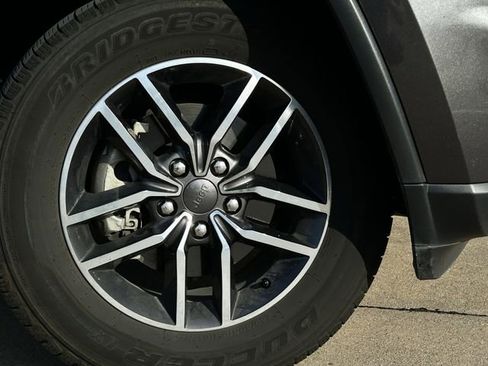 Used 2019 Jeep Grand Cherokee Limited image 11