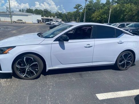 Used 2023 Nissan Altima 2.5 SR w/ SR Premium Package FWD image 2