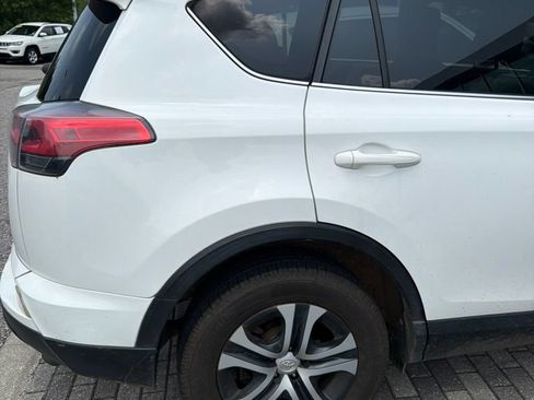 Used 2018 Toyota RAV4 LE FWD image 9
