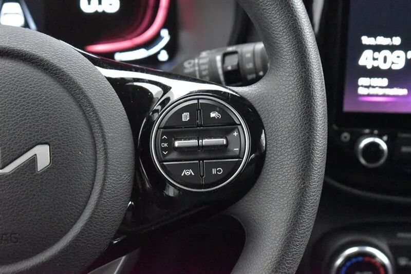Used 2023 Kia Soul S FWD image 15