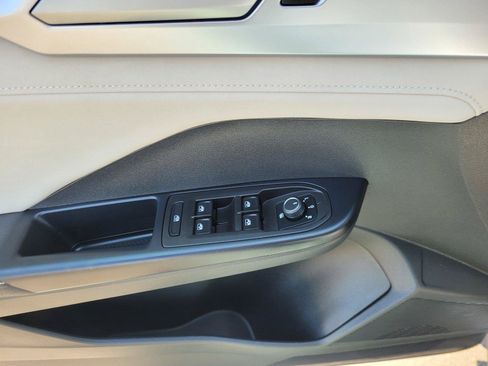Certified 2025 Volkswagen Taos SE AWD/4WD image 23