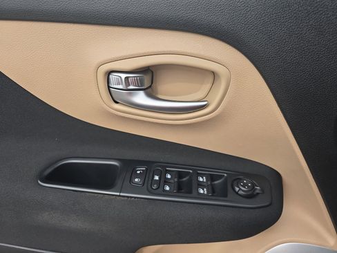 Used 2015 Jeep Renegade Latitude w/ Cold Weather Group II FWD image 30