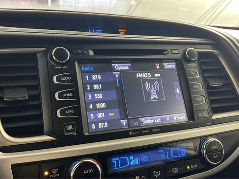 Used 2018 Toyota Highlander Limited image 18