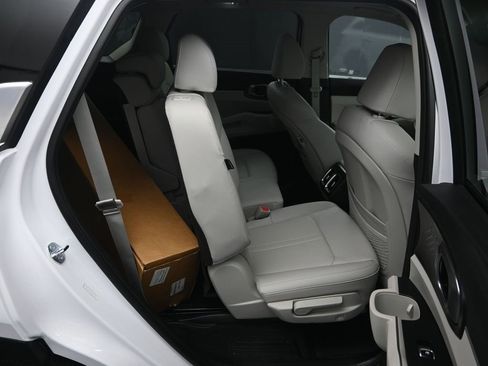 Certified 2025 Kia Sorento S w/ Panoramic Sunroof Package image 38