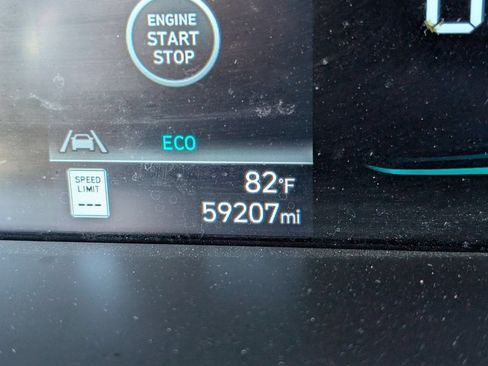 Used 2025 Hyundai Elantra Hybrid FWD image 13