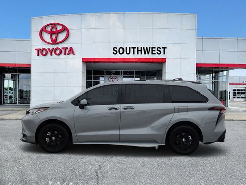 Used 2025 Toyota Sienna XLE Woodland Edition image 3