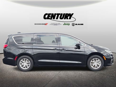 Used 2025 Chrysler Pacifica Select image 2