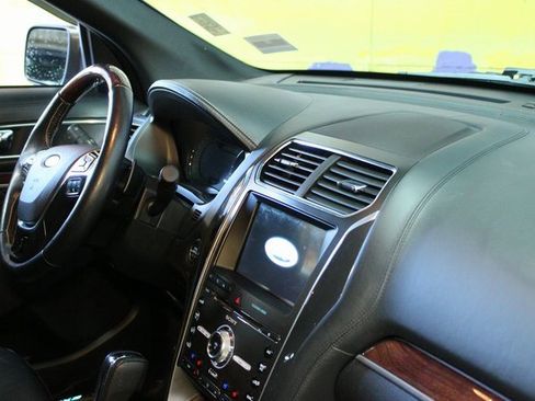 Used 2017 Ford Explorer Platinum image 10