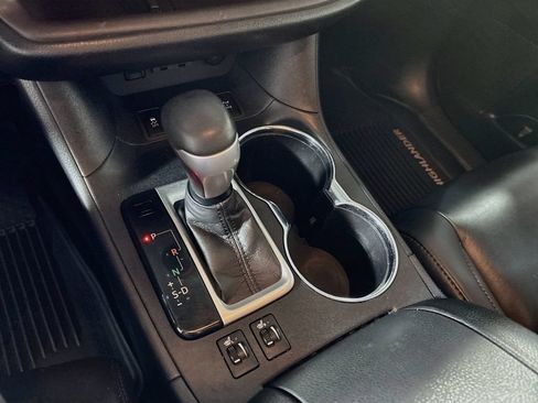 Used 2019 Toyota Highlander XLE AWD/4WD image 17